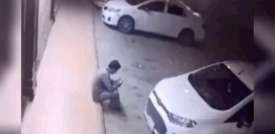 “姑娘，你知道衣服上的字是什么意思吗？”哈哈哈自信的姑娘最美