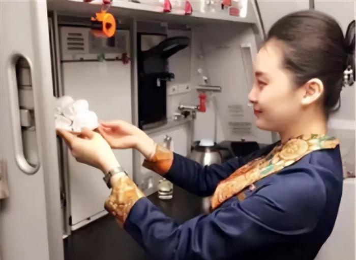 英国打造“天上人间”空姐在飞机上卖淫，自称比普通空姐多赚十倍