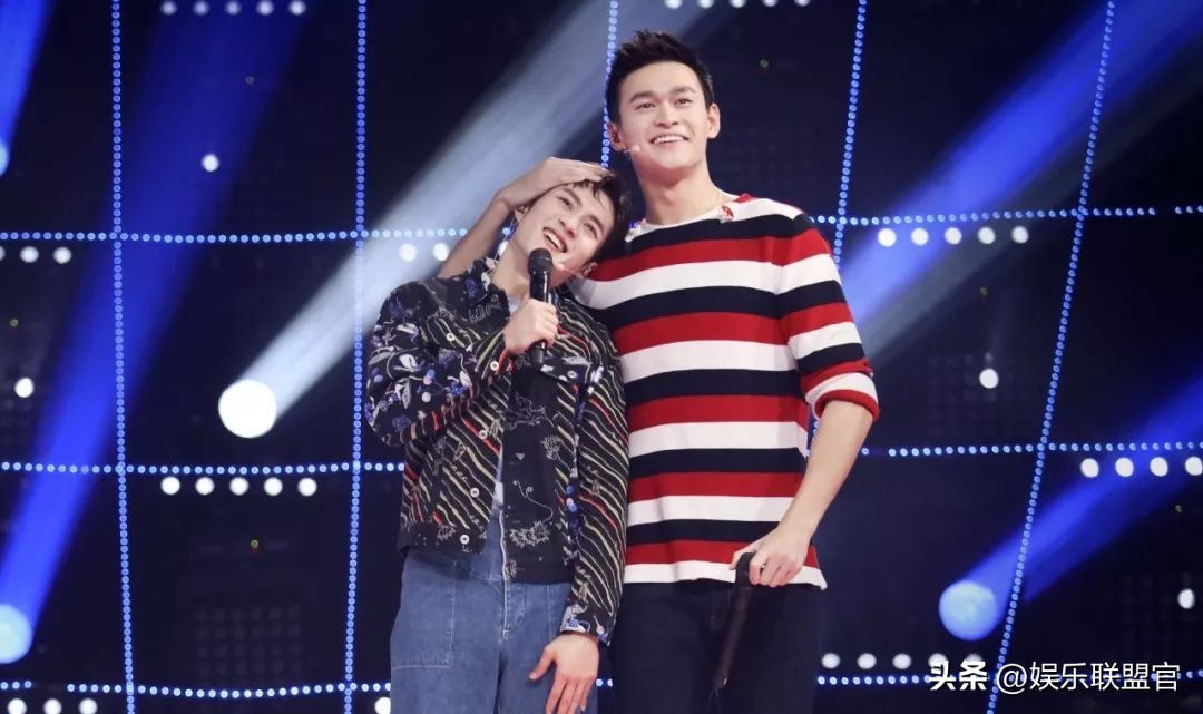 撩汉、乱认爸、男男接吻，这6位明星是没分寸感，还是“耍流氓”