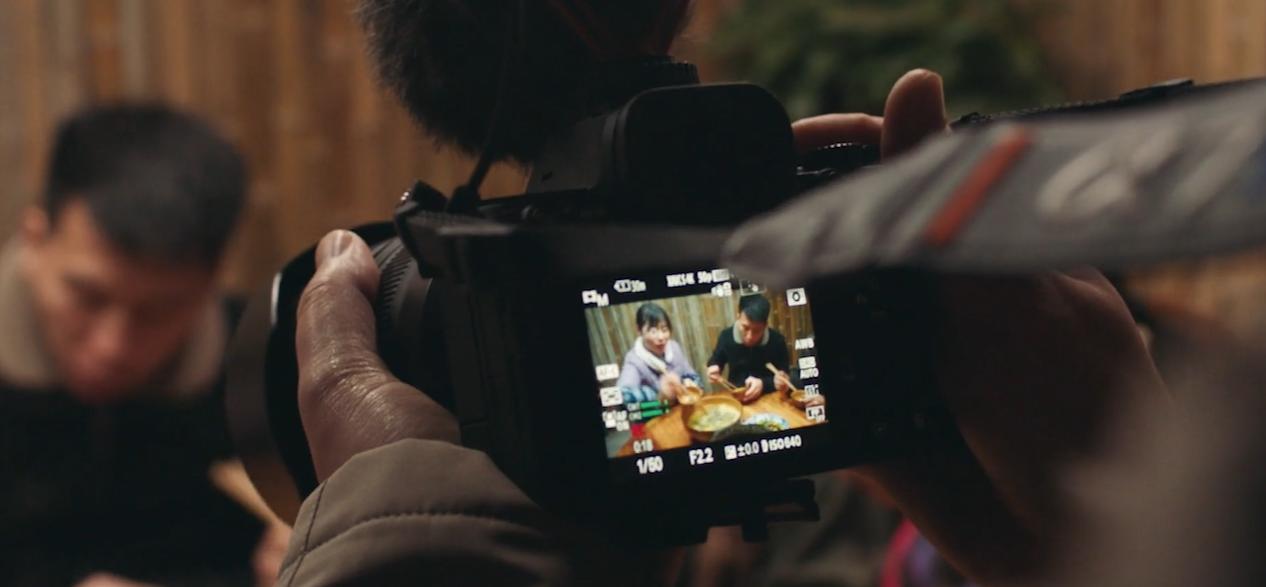 川香秋月打工视频,流水线打工妹逆袭成百亿女首富