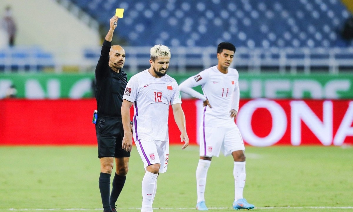 女足为中国男足胜利欢呼,女足夺得亚洲杯冠军球迷疯狂庆祝