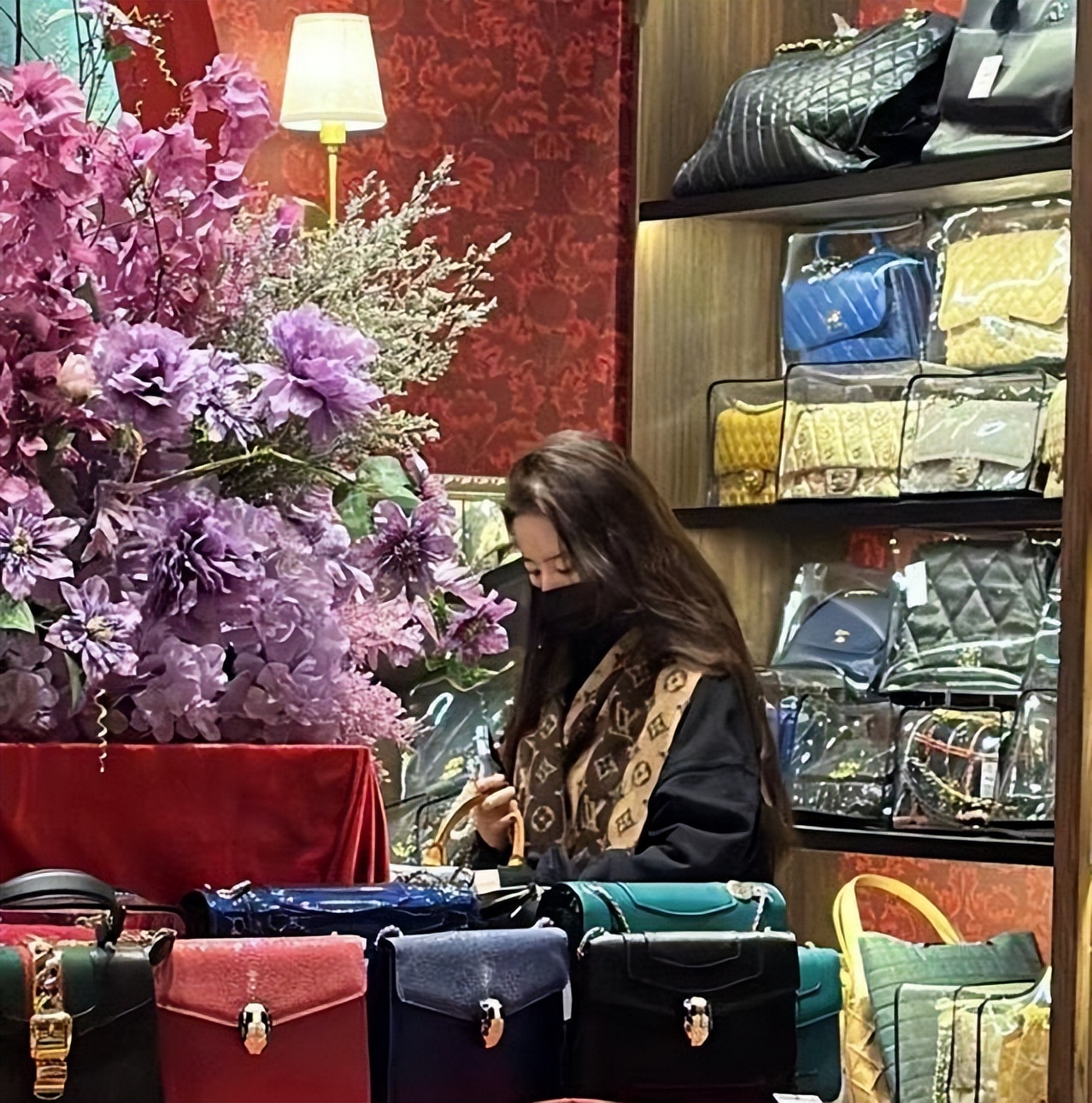 刘亦菲逛街被偶遇三里屯,网友偶遇刘亦菲买行李箱