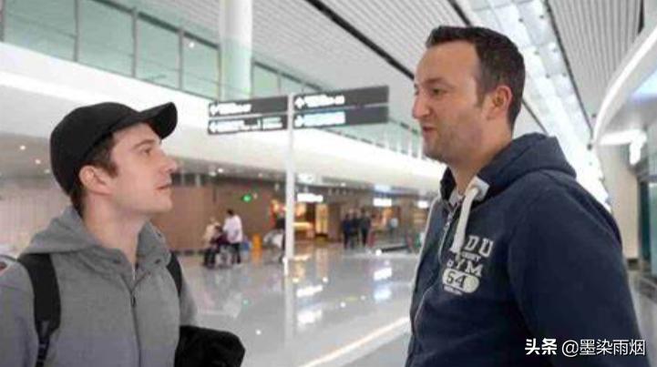 美国小伙把中国美食带回家，父母吃了立马被征服：中国火锅美味