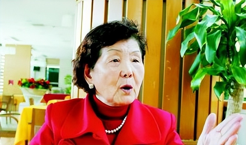 老公娶保姆，独女自杀，坐牢18年出狱后扫厕所，80岁赚千万翻身