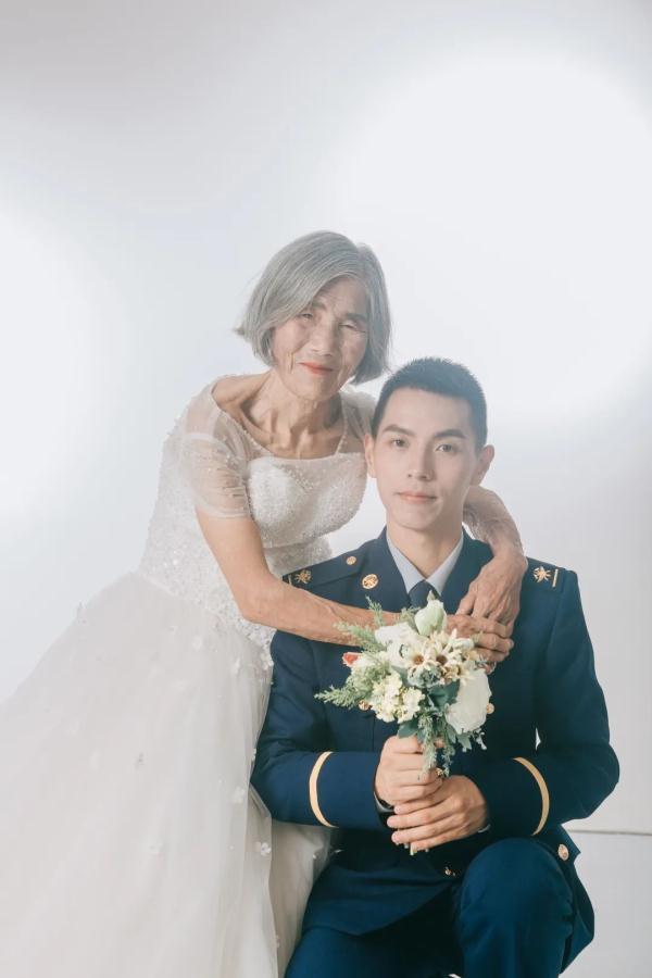江西一小伙和81岁的老太拍婚纱,江西25岁小伙跟老妈拍婚纱照