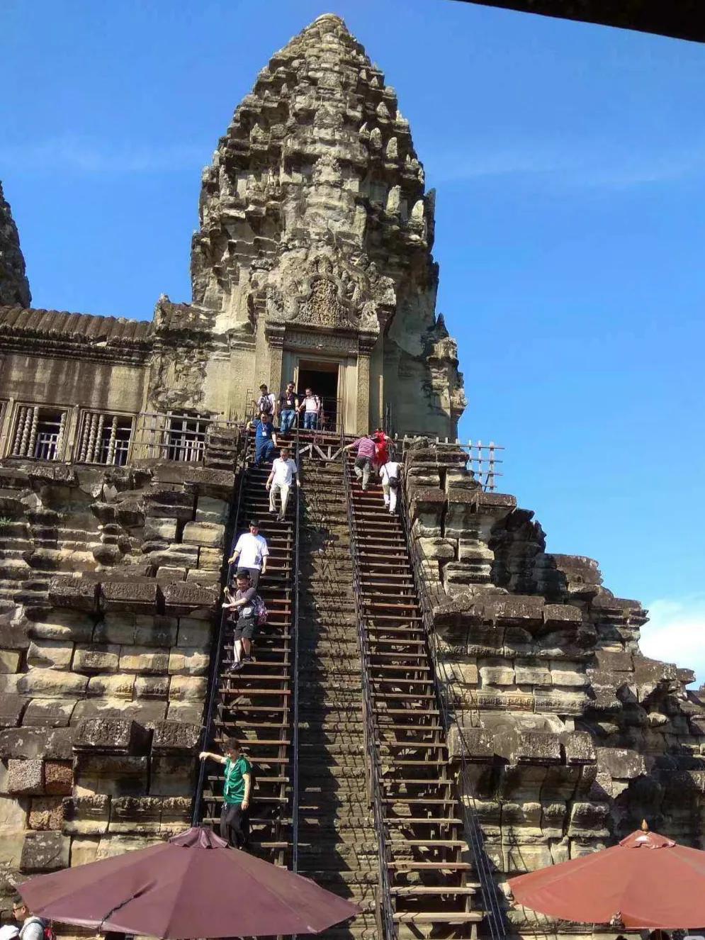 阴森森与金碧辉煌