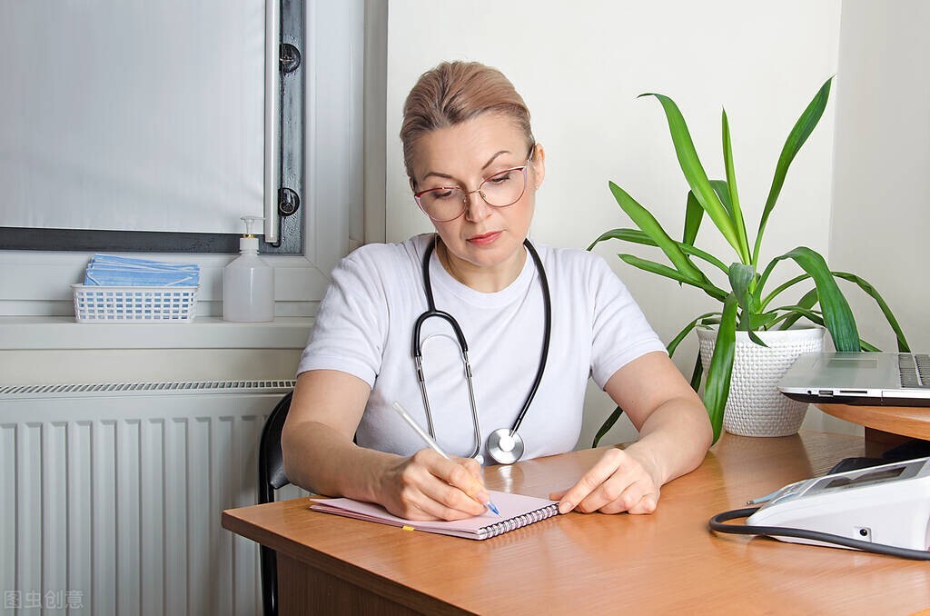 何为灰指甲灰指甲就是甲癣吗,灰指甲又叫甲癣早期表现为甲沟炎