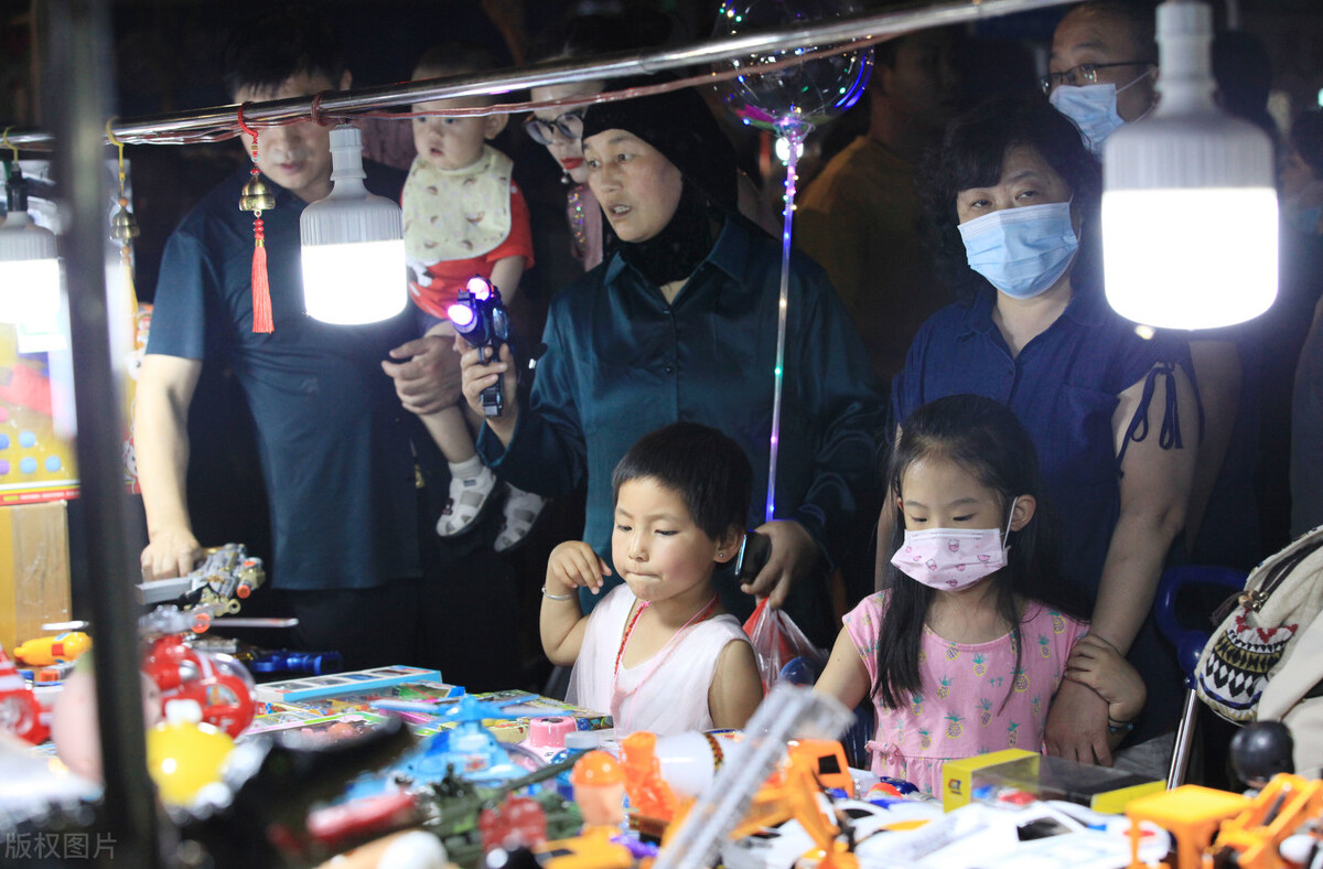 晚上夜市摆摊卖什么赚钱,夜市摆摊小吃最简单最挣钱