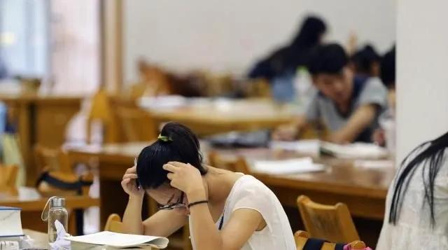 现在的大学生每天都在干嘛？为什么很多连毕业证都混不到？