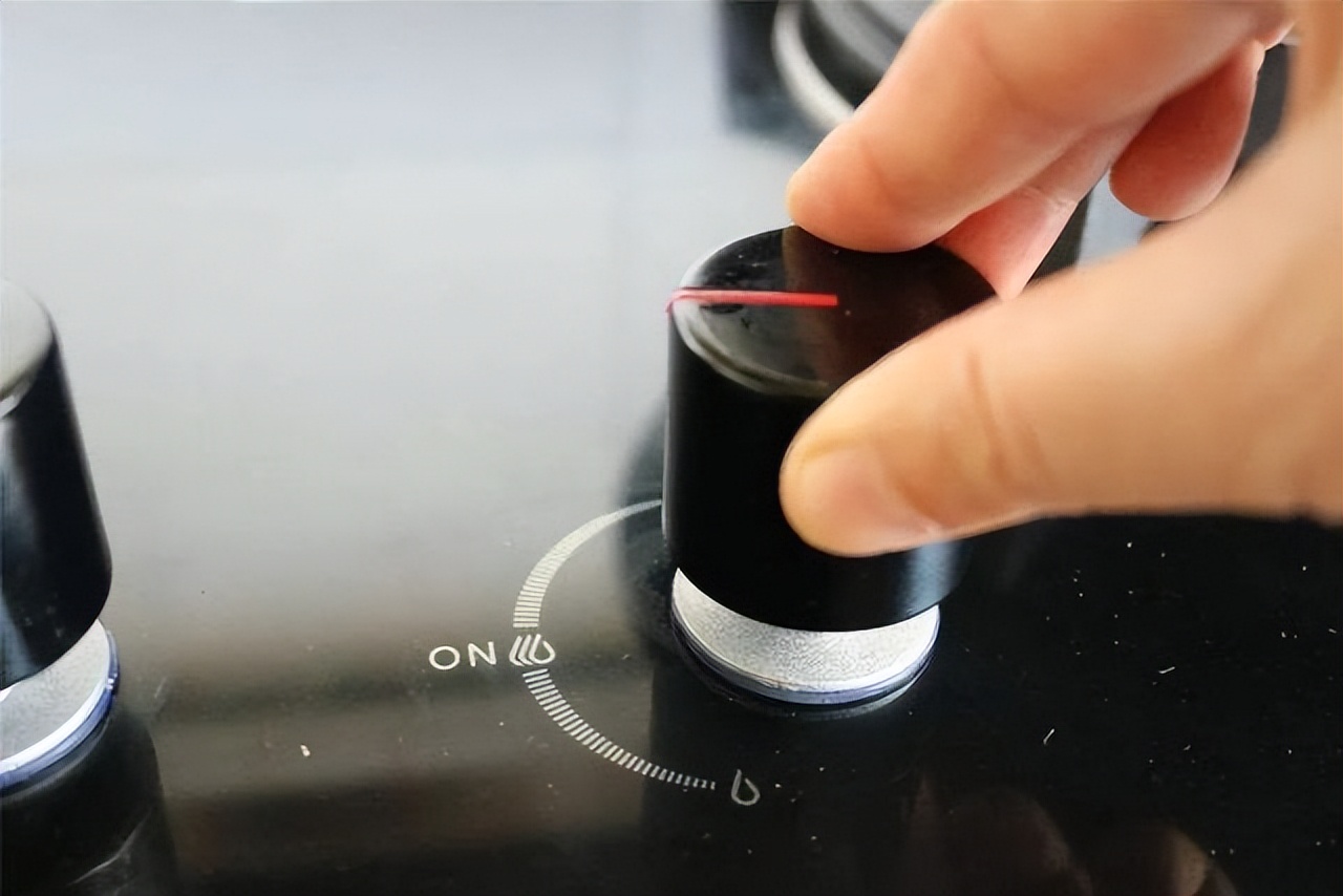 搬新家要不要燃气灶开火,搬新家父母给买锅碗瓢盆吗