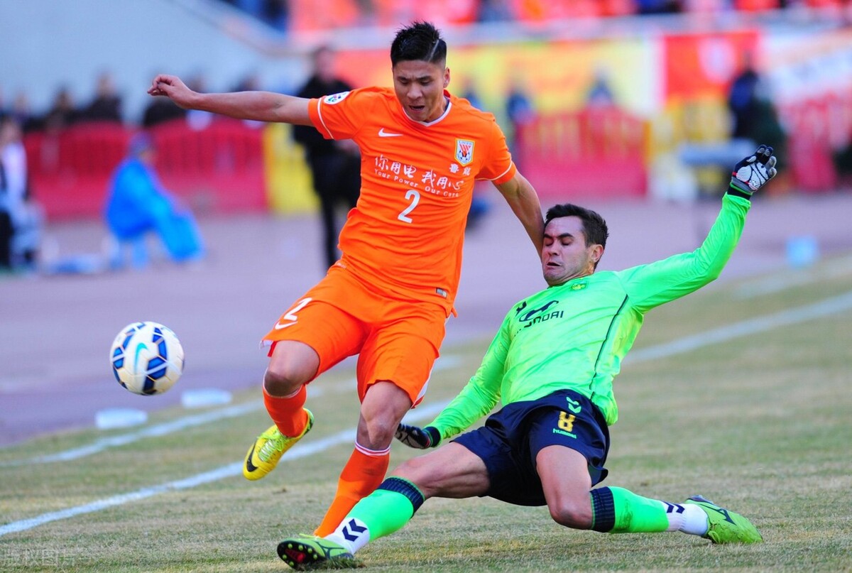 他是鲁能球迷公认的坏小子，加盟球队后年年被下放，曾拉黑戴琳