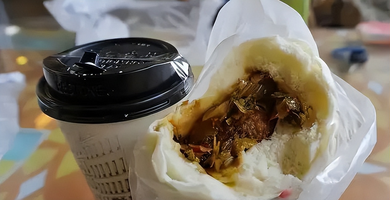 长点心！路边的小摊，都往碗里套个塑料袋，高温热汤直接倒在里面