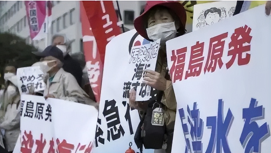 现场直击|裸女大闹颁奖盛典，全身写满字！