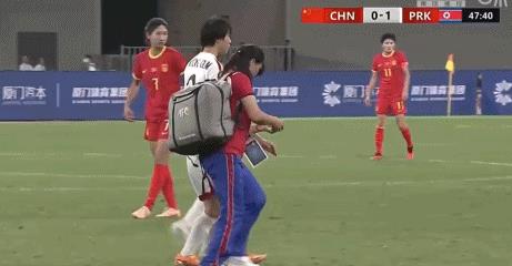 韩国女足主教练瘫坐,女足队长重伤