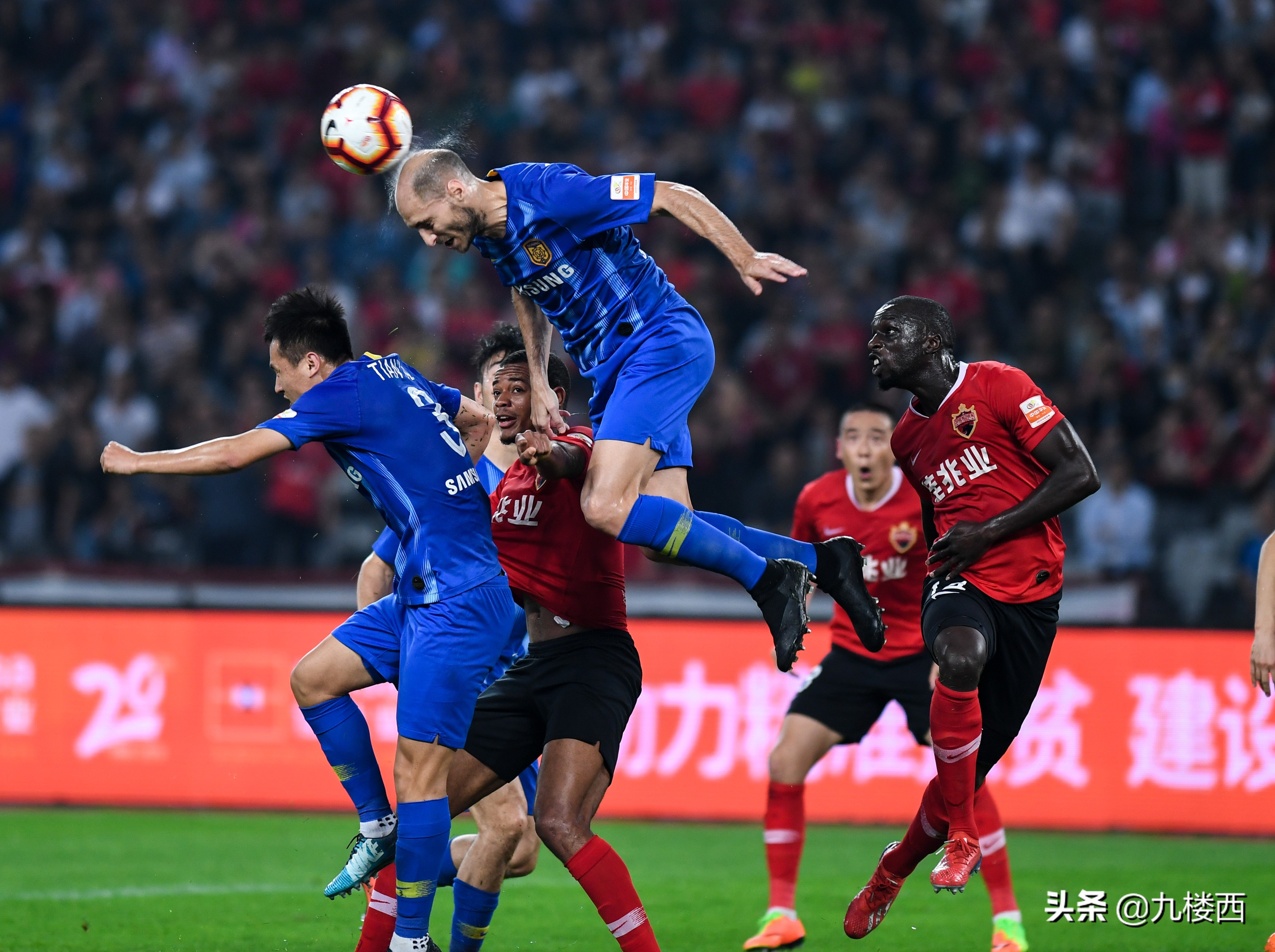 中国足球倒挂金钩后空翻,中国足球倒挂金钩被队友挡住