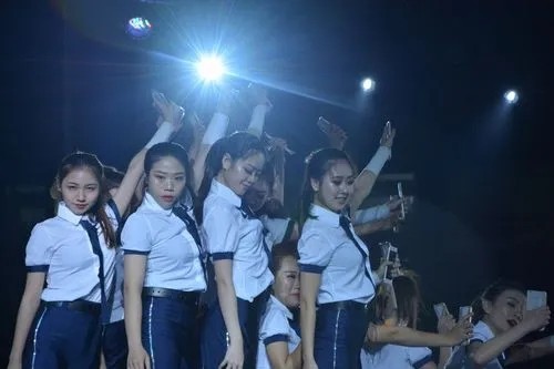 高校礼仪队操场走秀,学校操场走秀大学生