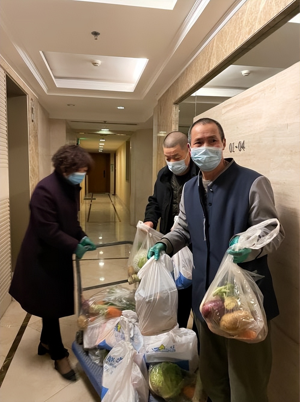 “发菜了，请开开门…”上海徐汇区小区志愿者半夜12点送“民生大礼包”