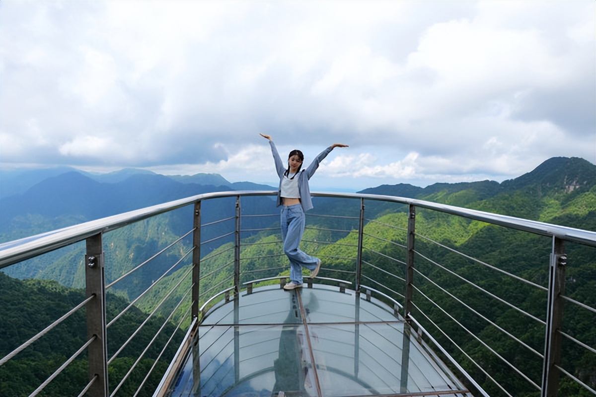 羊狮慕与张家界哪个好,江西明月山和羊狮慕哪个更值得去