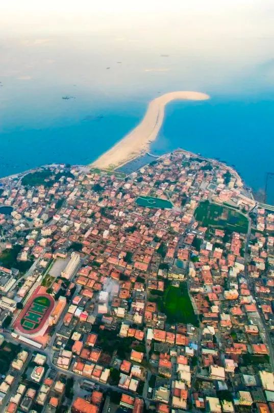 连续21年吊打厦门！这座疯狂“搞钱”的小城，藏着比三亚清净的海