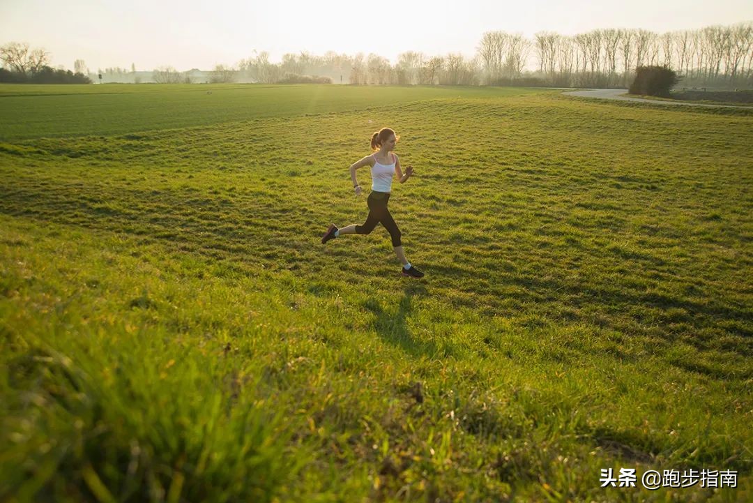 跑步先极速跑然后慢跑,跑步的正确落脚方法慢动作