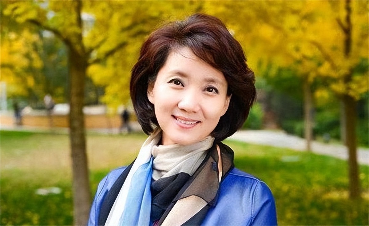 央视90后新闻联播主持人,中央台新闻联播女主持人飙泪