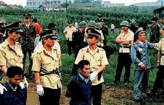 男子大白天公然伸手摸孕妇*体下**，要是在83年严打他会被怎么处理？