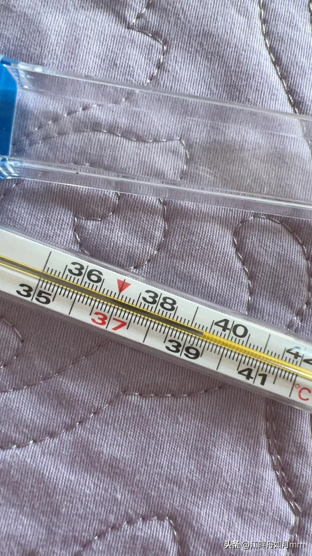 洗衣机洗衣服跑出来脏东西,洗衣机洗衣服流出有很多块状污垢