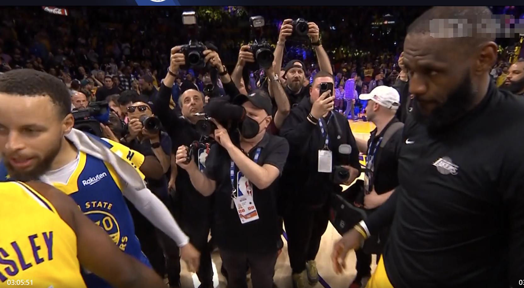 库里伟大时刻詹皇第一个祝贺,老詹采访时表达了对库里的敬意