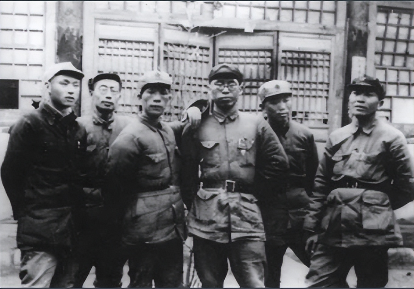 48年谭政开会，台下12个纵队政委大气不敢出，赖传珠：生怕被点名