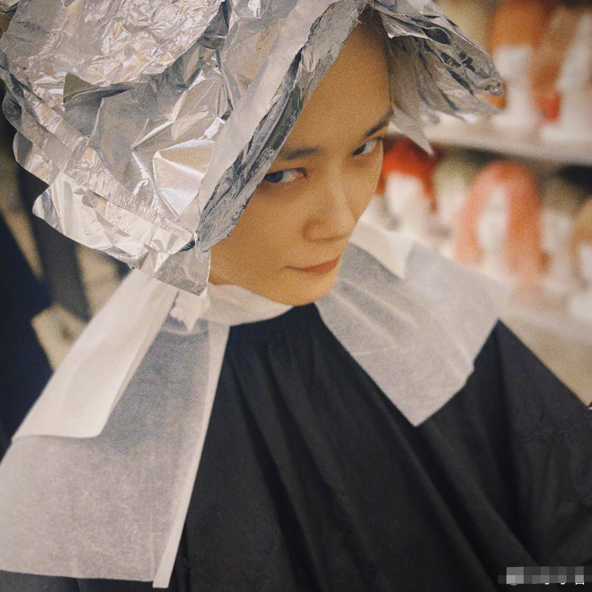 亮眼李宇春现身机场,李宇春短裤闪耀红毯