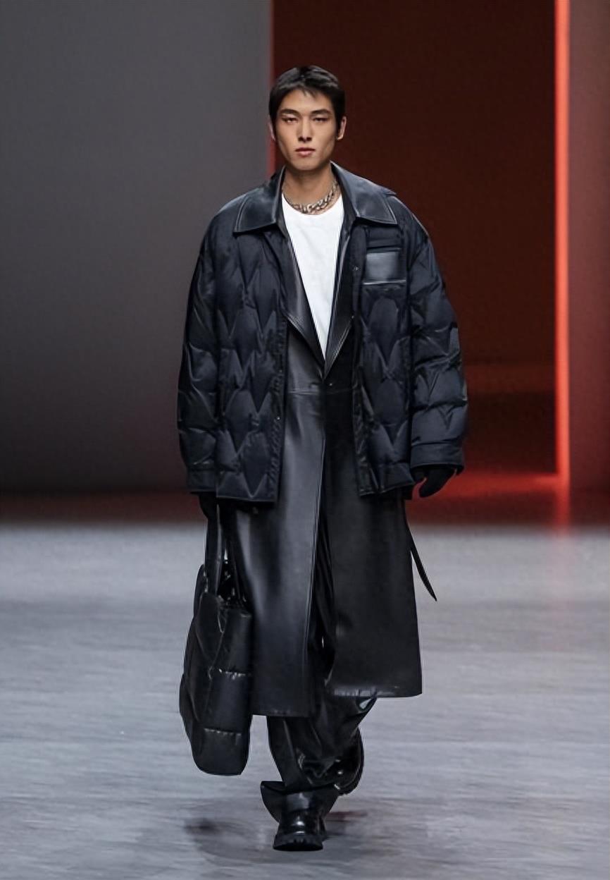 太平鸟镂空最新款,绒爱服饰