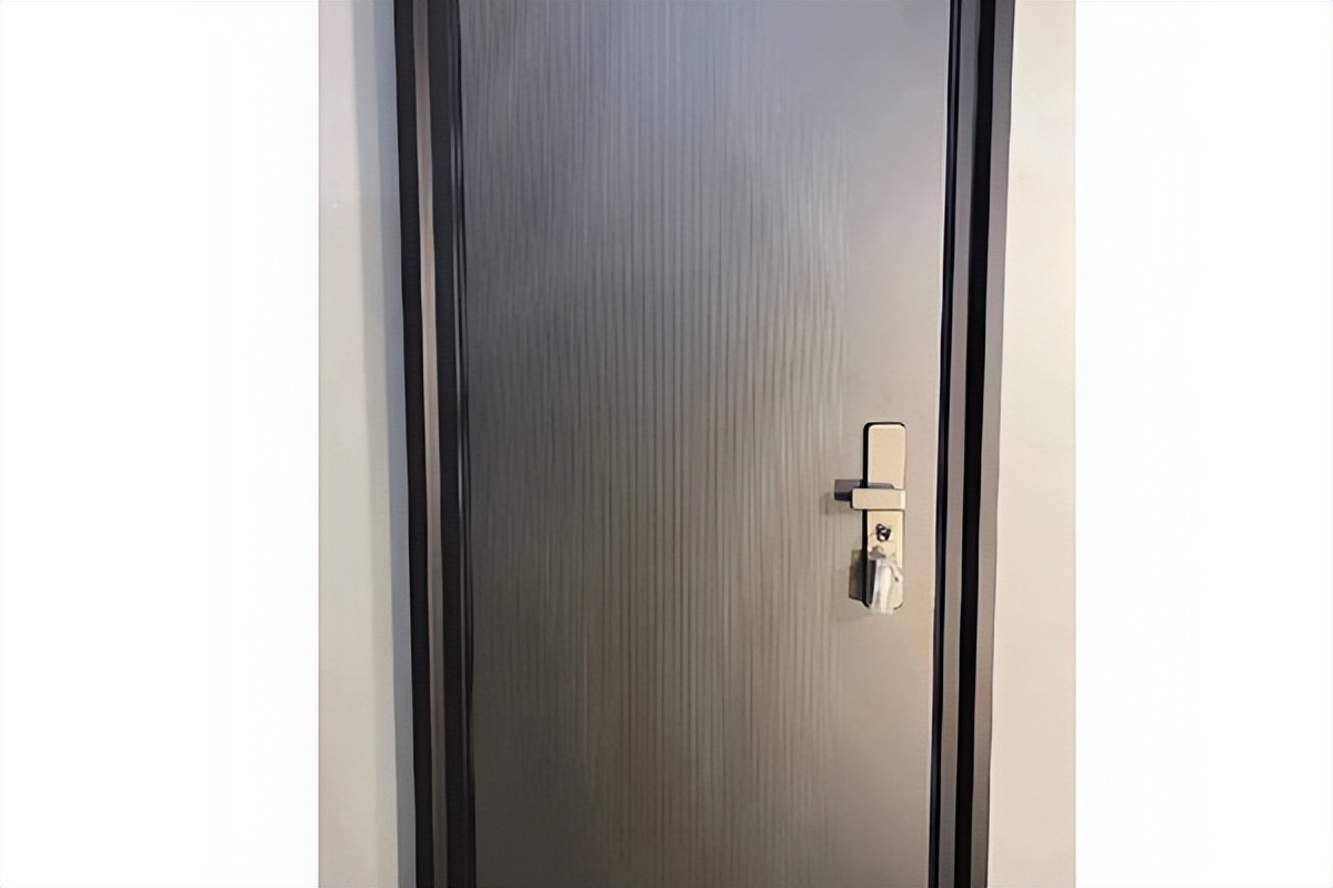 防盗门关不紧总咣当怎么修视频,防盗门关不紧缝隙太大怎么办