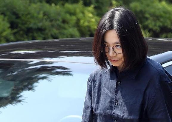 韩国“恶魔千金”：姐姐逼停飞机，妹妹一杯水泼掉2000亿