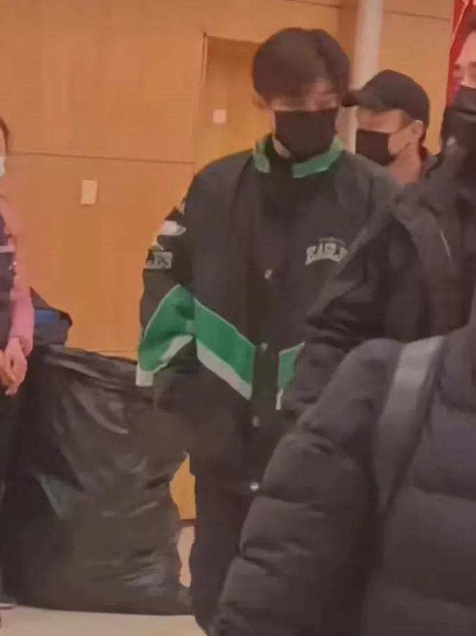 赵丽颖和张小斐同台穿的衣服,张小斐赵丽颖粉色大衣