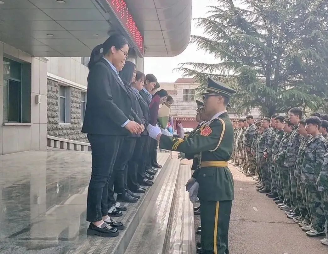 温馨*月天五**感恩母亲节|泰山电校主题升旗仪式