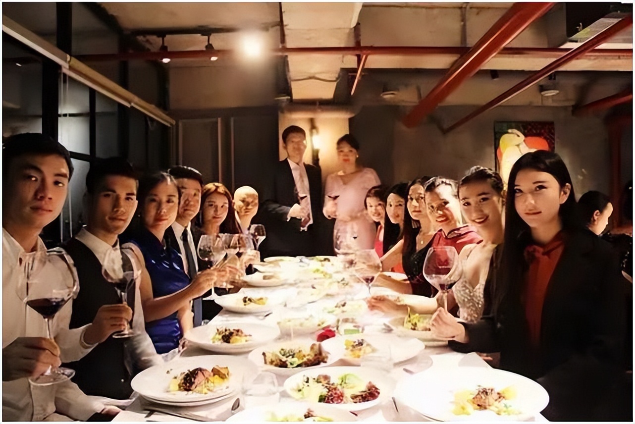 閱囧皻閰掍笟棣栨绾夸笂鎷涘晢,閱囧皻绾㈤厭鎷涘晢