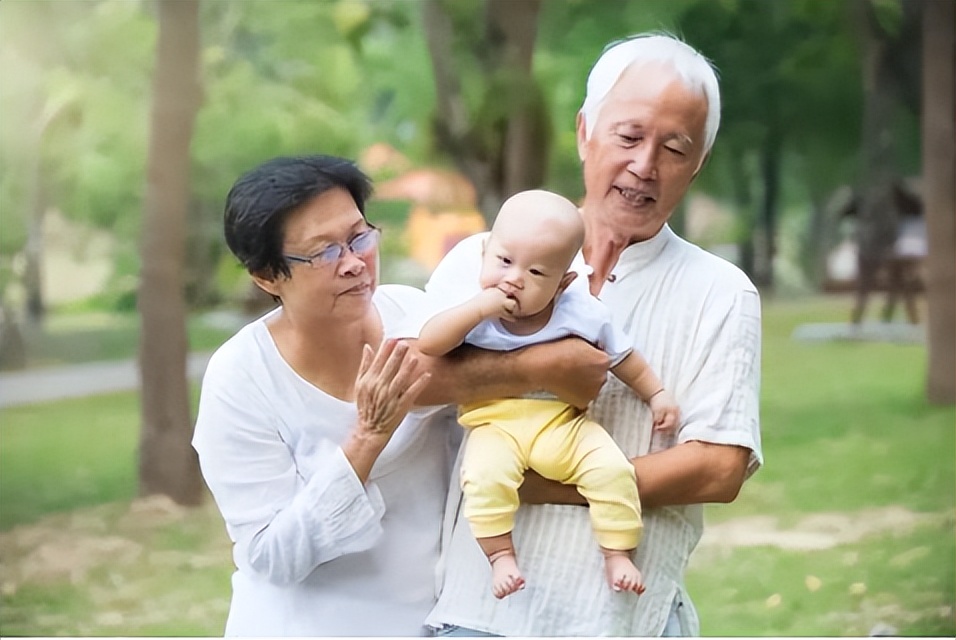奶奶带的孩子为什么和自己不亲,奶奶带的小孩和自己不亲怎么办