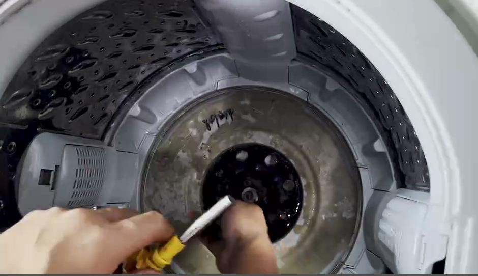 小天鹅波轮洗衣机内筒清洗视频,清洗小天鹅波轮洗衣机内桶视频