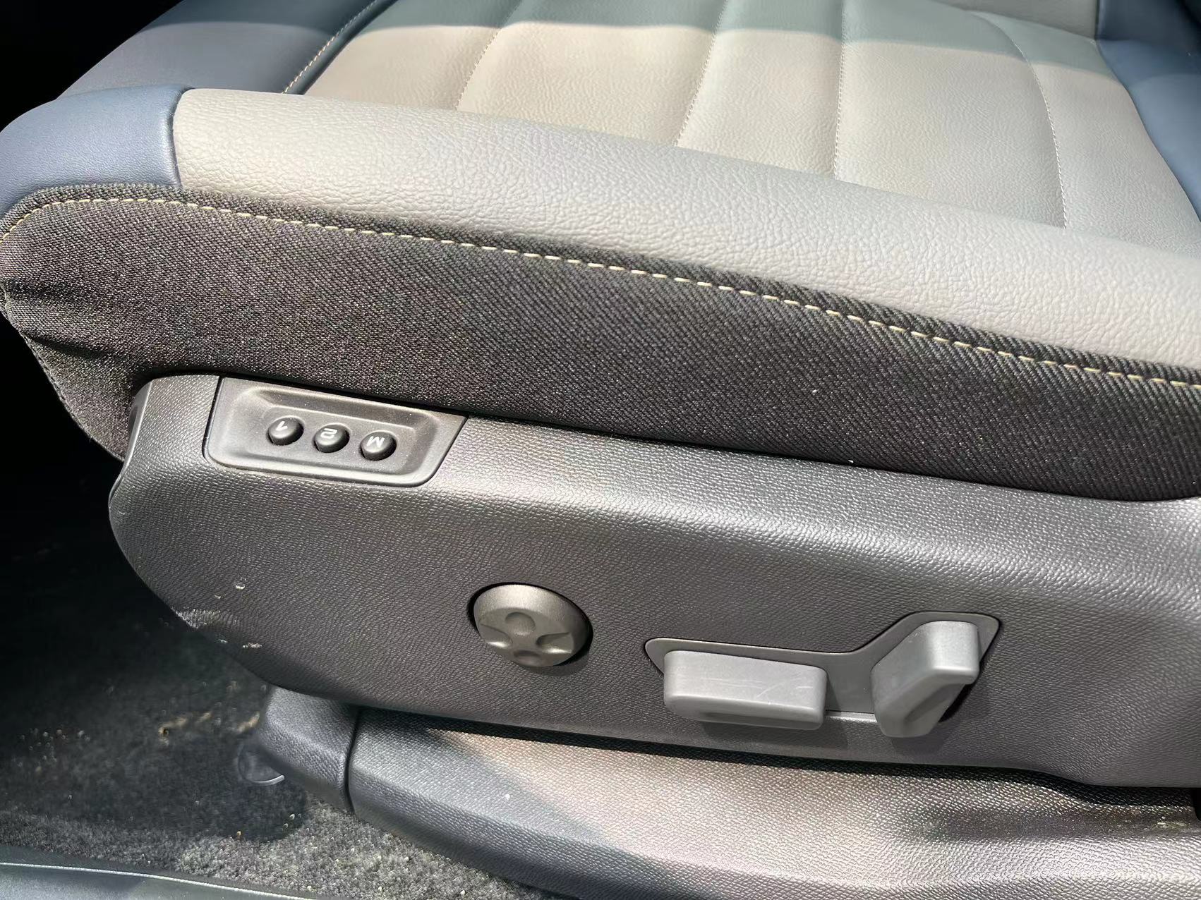 雪铁龙天逸c5高级感,2023款天逸c5外观静态展示