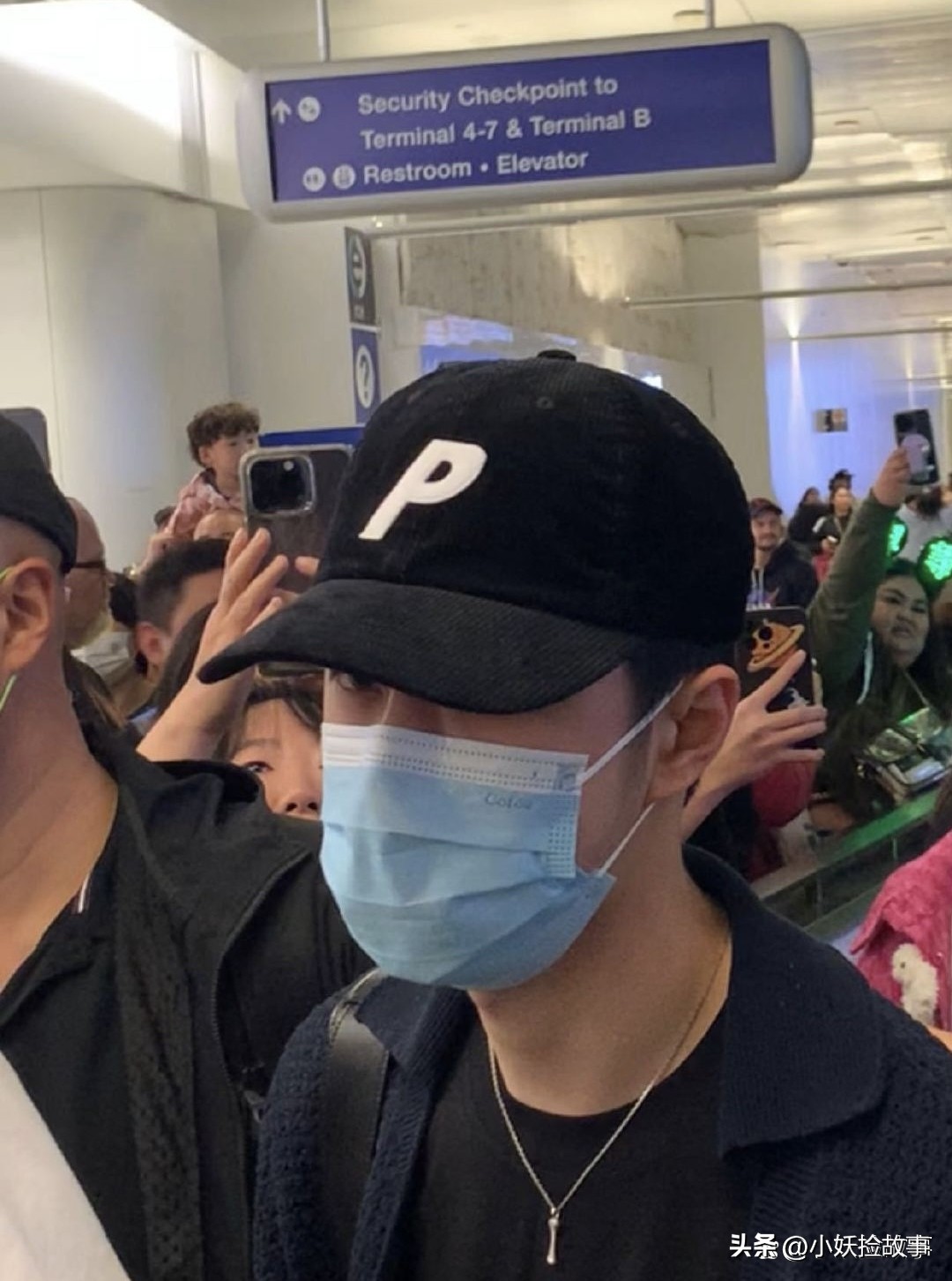 王一博洛杉矶回国机场视频,王一博香奈儿大秀洛杉矶滑冰