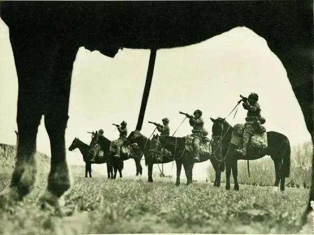 第4军遭马家军包围，炮兵急中生智：炮轰穿蓝毛衣的人！果然脱险