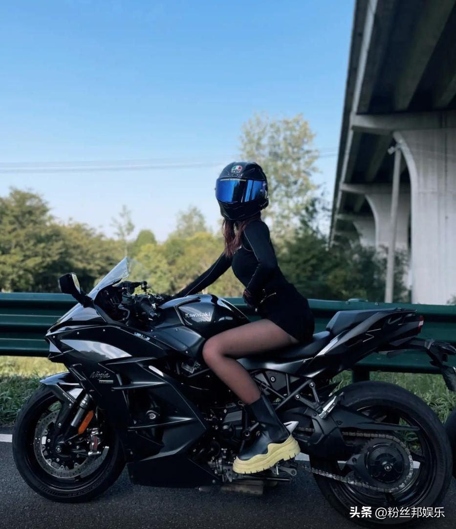 摩托车撞女网红,女网红骑摩托被撞