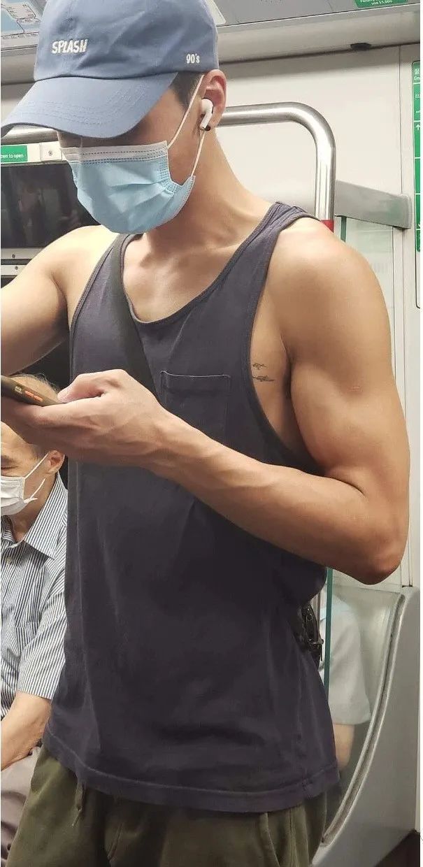 网友在路上拍到高中生,网友拍下地铁上一幕