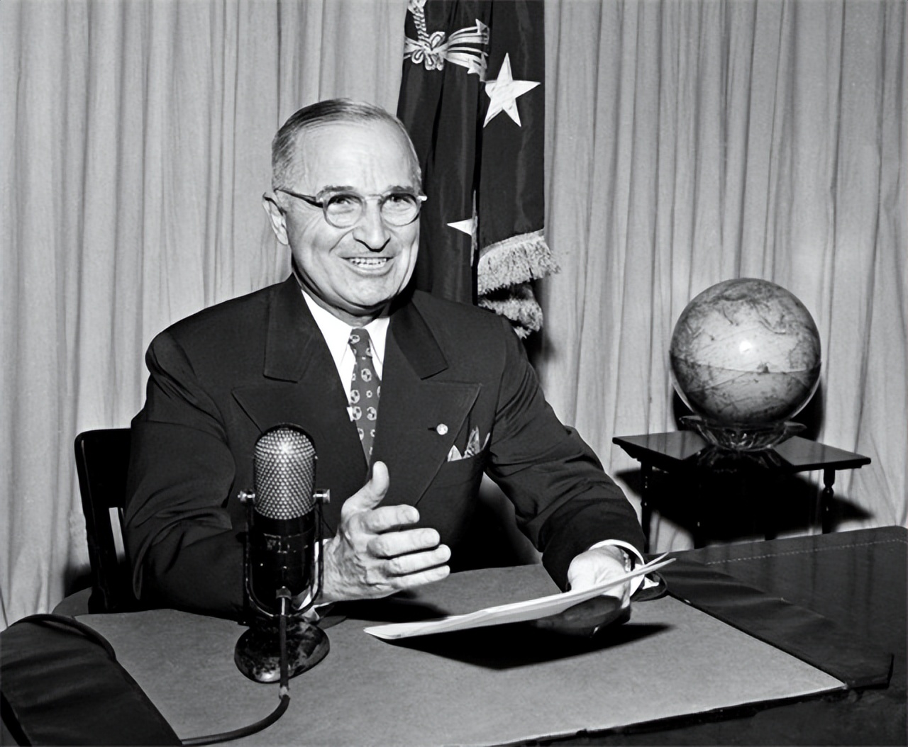 麦克阿瑟叫嚣投放原子弹,麦克阿瑟威胁使用核武器视频