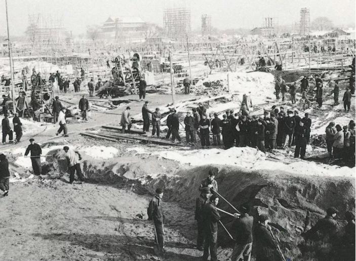 1959年人民大会堂落成,毛主席指着天花板笑问:这是谁的主意