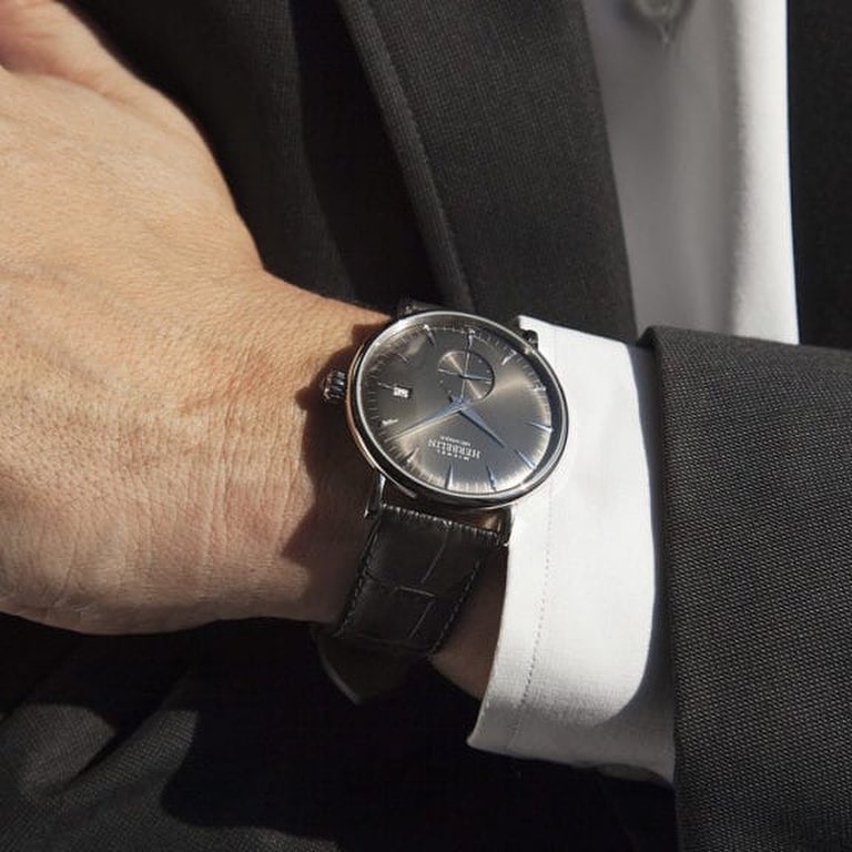 手表没有卡槽可以维修吗,手表还在质保期内维修却要收费