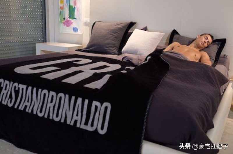 C罗9套豪宅曝光，女友花半小时才走到客厅，车库有超20辆顶级跑车