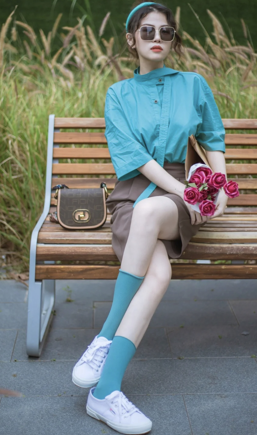 怕亮色服装翻车？记住“以色毒色”法则，轻松变街头“俏女郎”