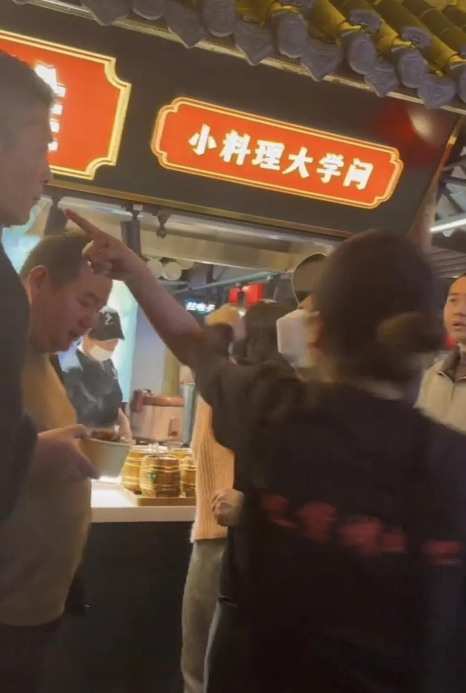 大连店铺老板道歉视频,大连涉事店员抖音道歉