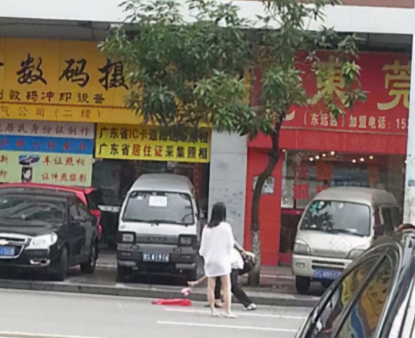 东莞:情侣吵架,女子当众脱裤威胁,“脱掉的是裤子也是尊严”